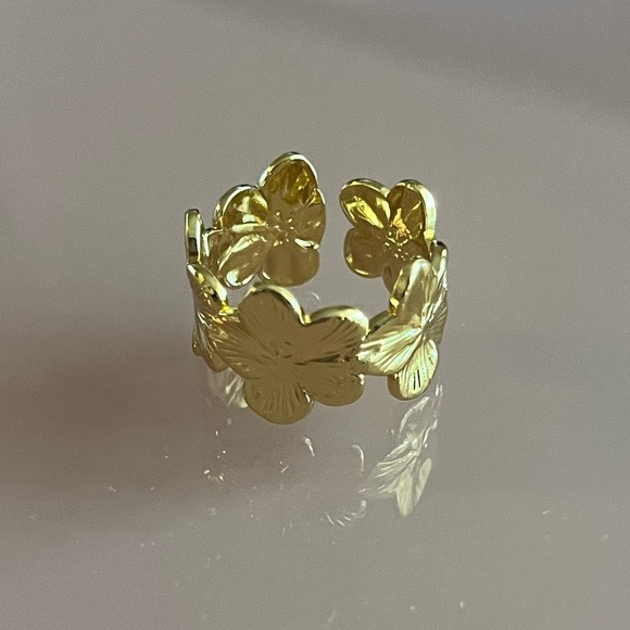 Jewelry - 🌸 NEW Flower Open Gold Ring 🌸